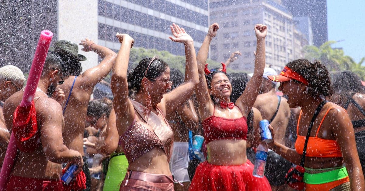 Carnaval popular: como proteger pele e cabelo sem gastar muito