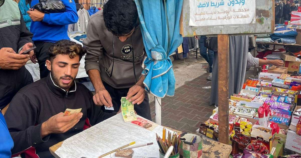 Jovem em Gaza conserta dinheiro velho para sobreviver ao cerco