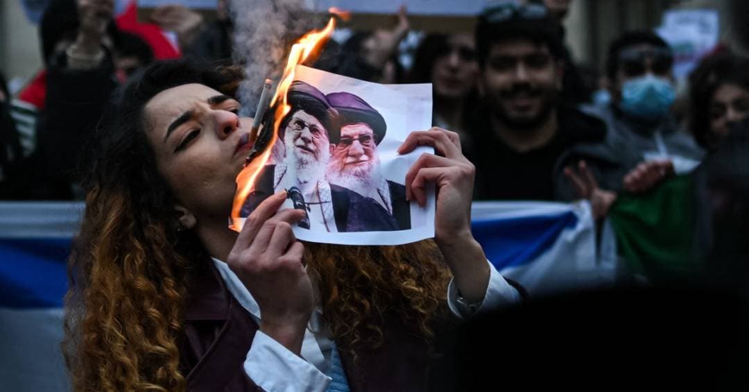 Irã: Mulheres lutam sozinhas contra regime assassino