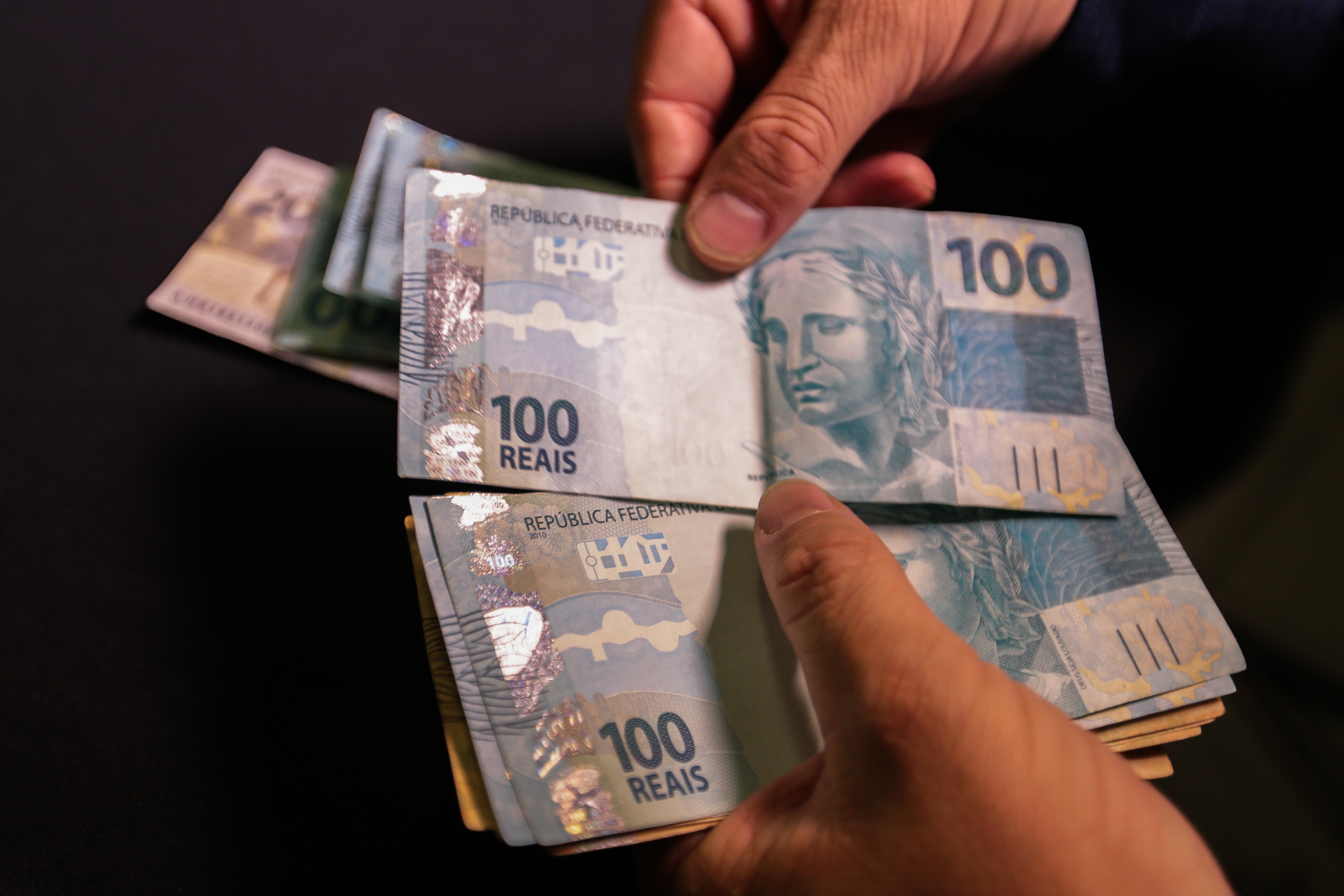 Família golpista rouba R$ 250 mil de mulher em luto com falsos rituais espirituais