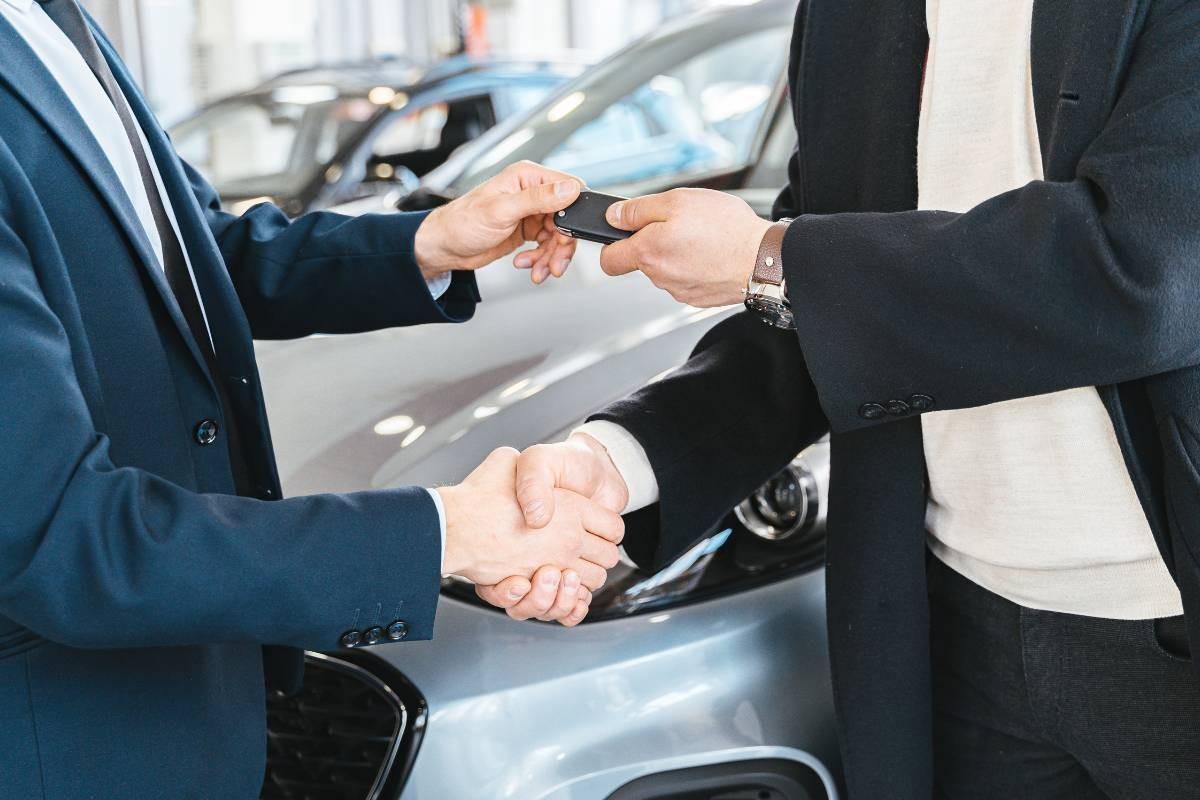 Concessionárias crescem, mas falta gente preparada para vender carro novo